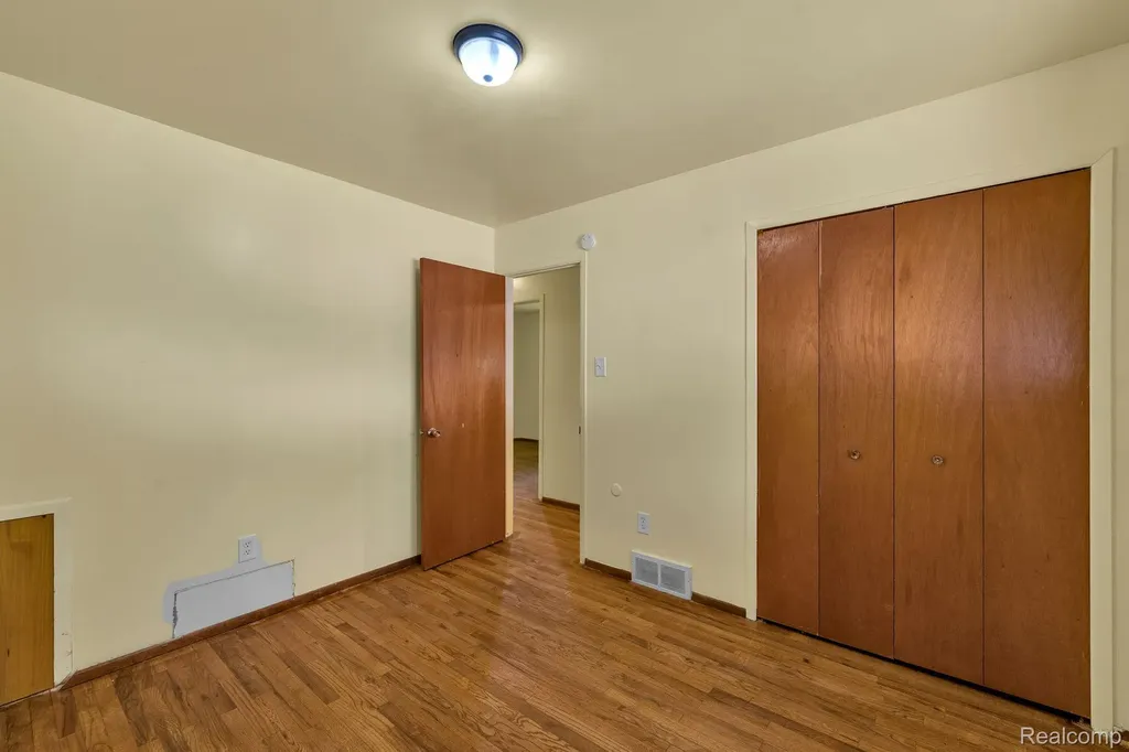 5320 Bedford Street Dearborn Heights City MI 48125