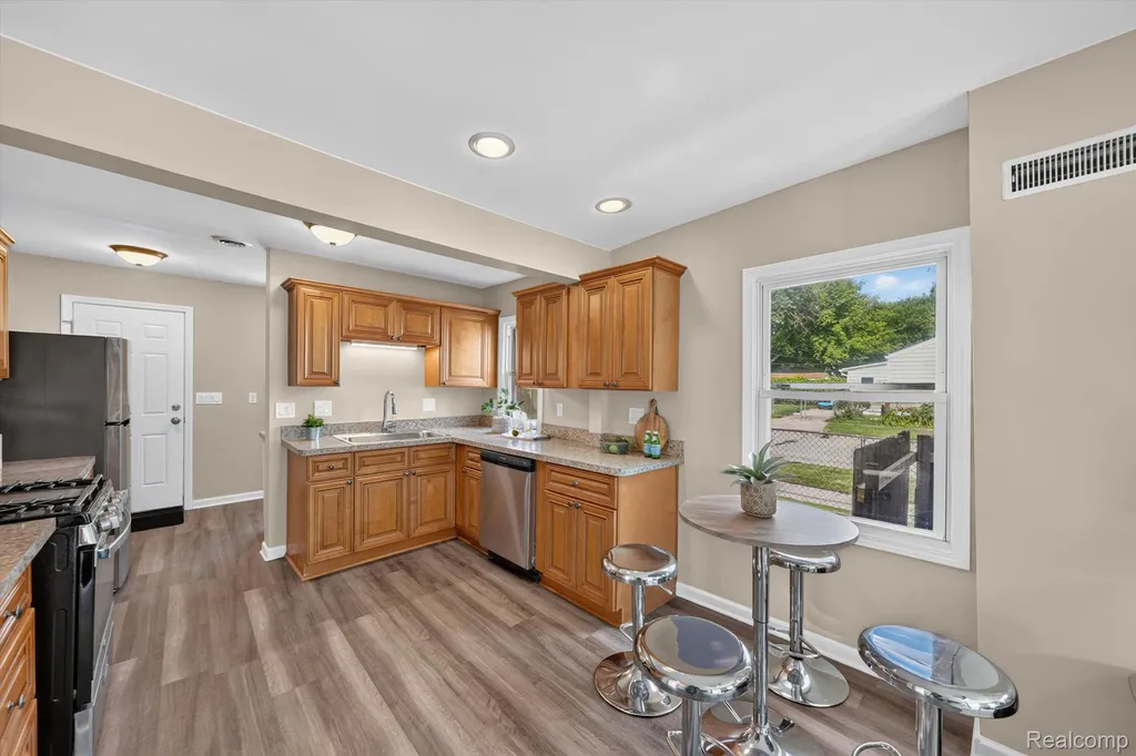 304 W Kalama Avenue Madison Heights City MI 48071