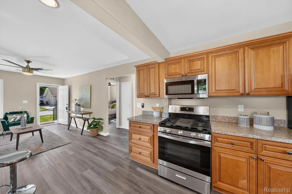 304 W Kalama Avenue Madison Heights City MI 48071