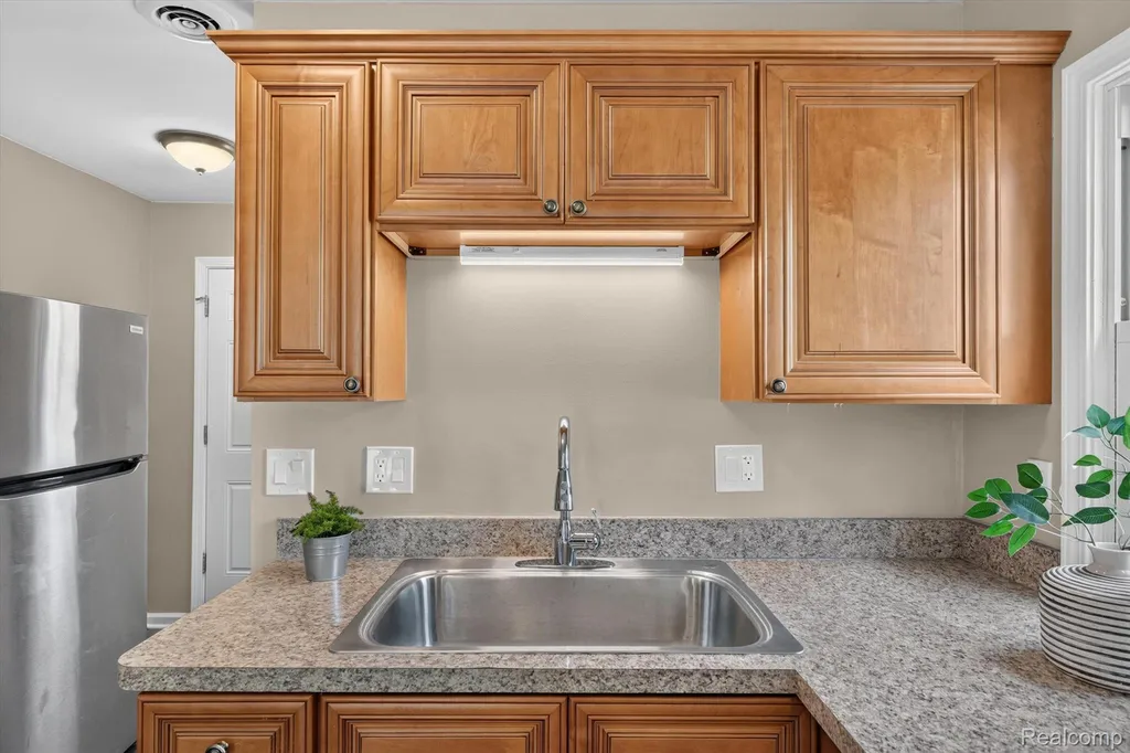 304 W Kalama Avenue Madison Heights City MI 48071