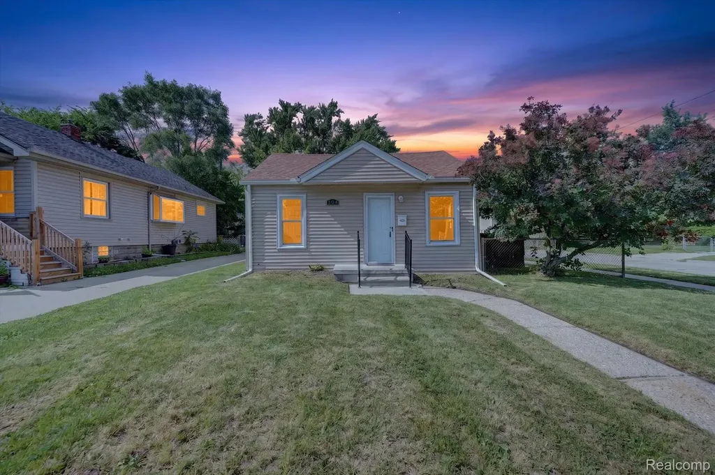 304 W Kalama Avenue Madison Heights City MI 48071