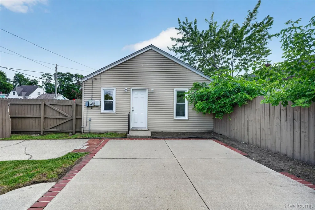 304 W Kalama Avenue Madison Heights City MI 48071