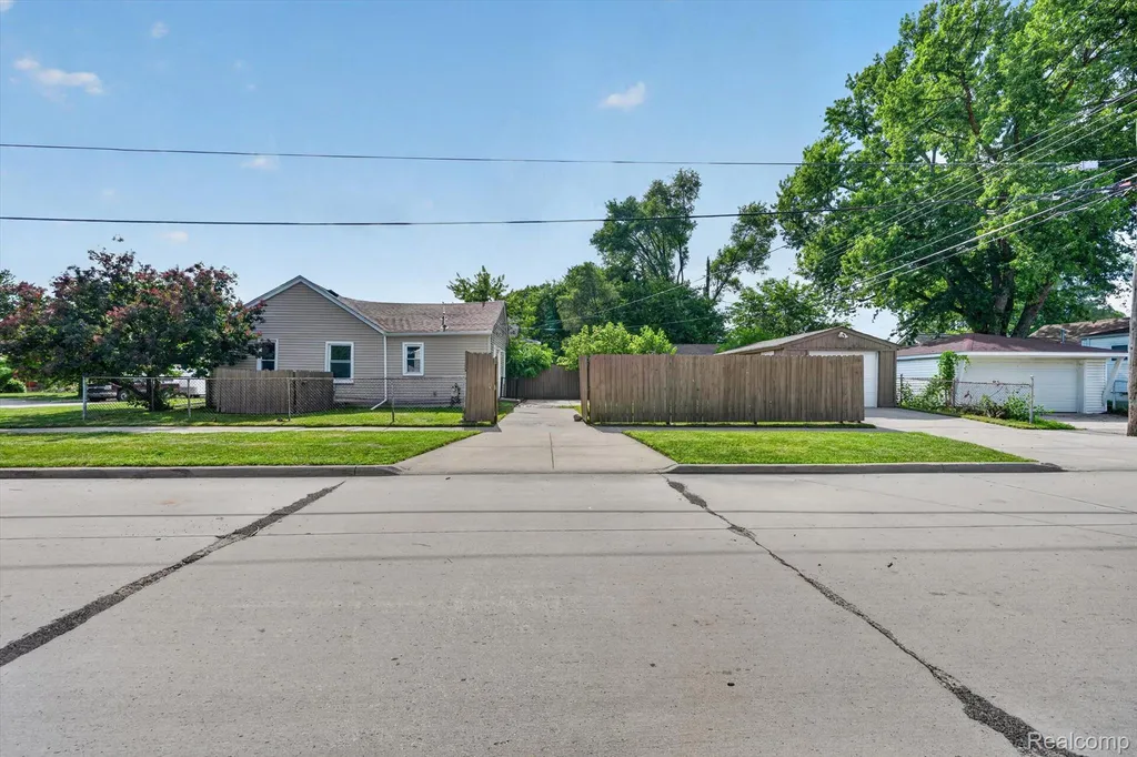 304 W Kalama Avenue Madison Heights City MI 48071