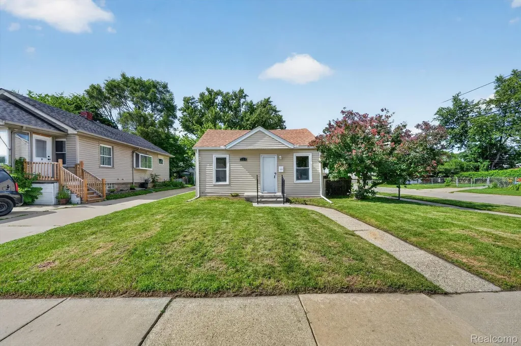304 W Kalama Avenue Madison Heights City MI 48071