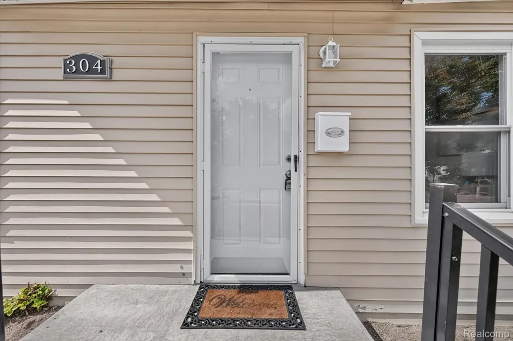 304 W Kalama Avenue Madison Heights City MI 48071