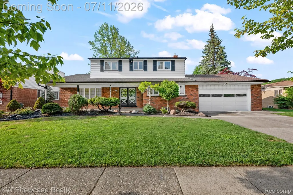 8362 Sunburst Center Line City MI 48015
