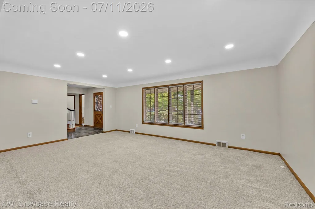 8362 Sunburst Center Line City MI 48015