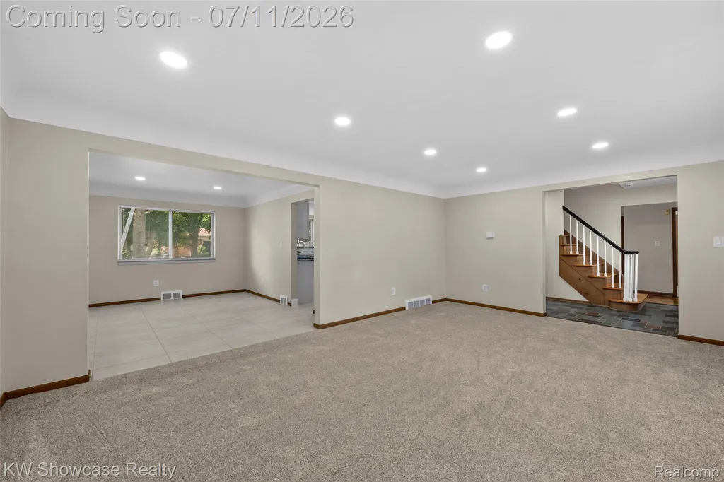 8362 Sunburst Center Line City MI 48015