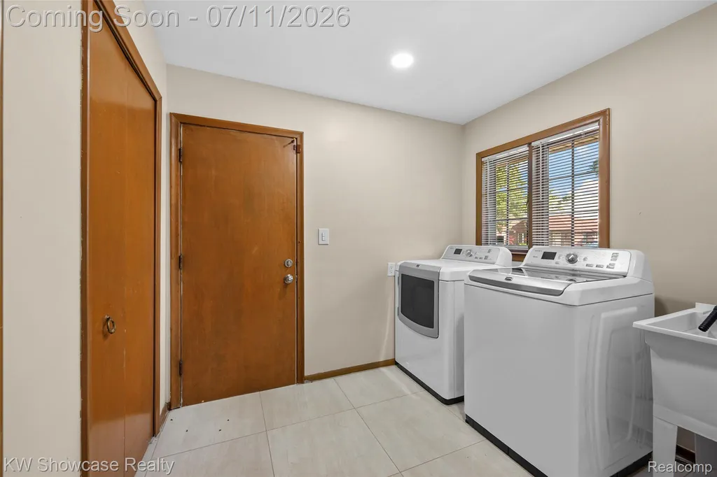 8362 Sunburst Center Line City MI 48015