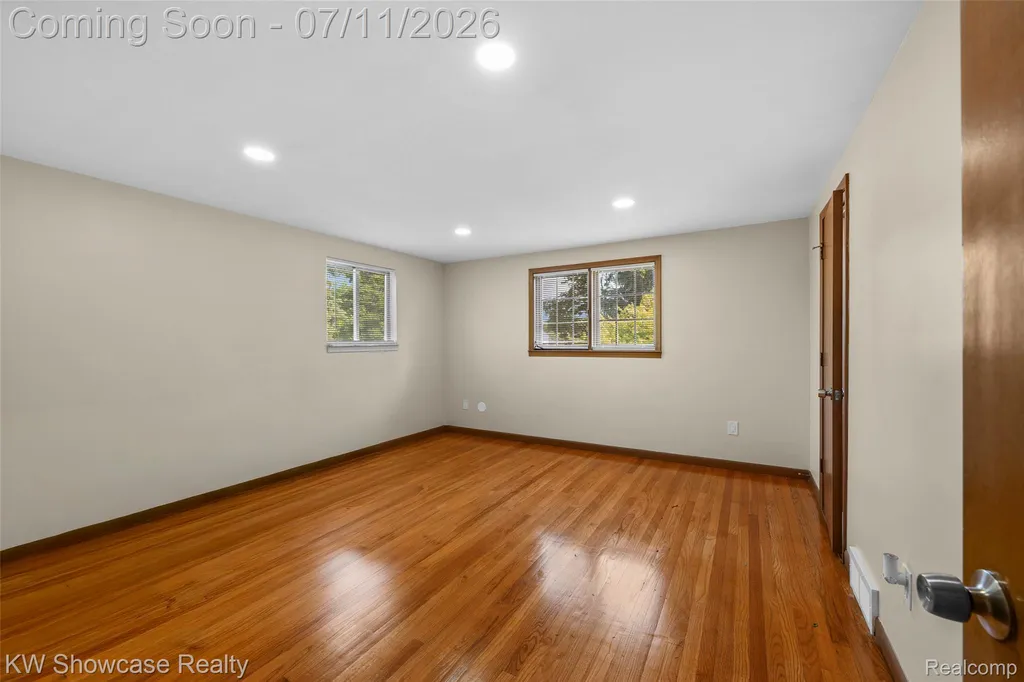 8362 Sunburst Center Line City MI 48015