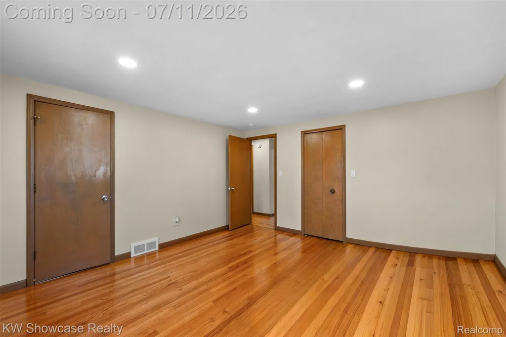 8362 Sunburst Center Line City MI 48015