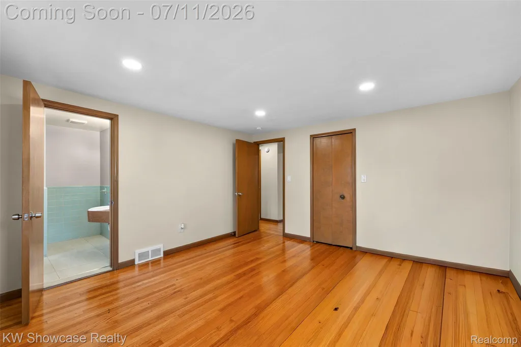 8362 Sunburst Center Line City MI 48015