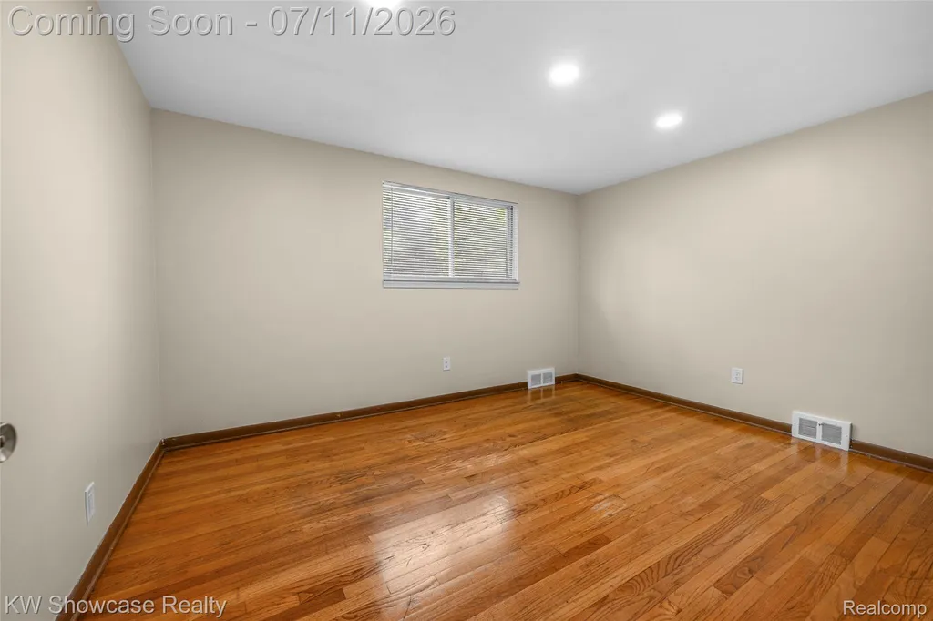 8362 Sunburst Center Line City MI 48015