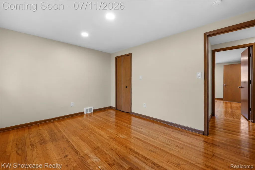 8362 Sunburst Center Line City MI 48015