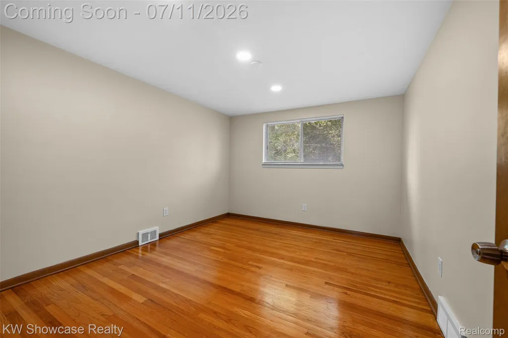 8362 Sunburst Center Line City MI 48015
