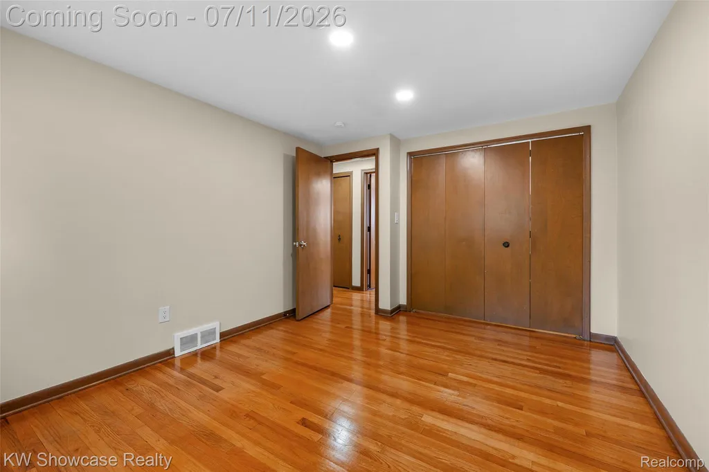 8362 Sunburst Center Line City MI 48015