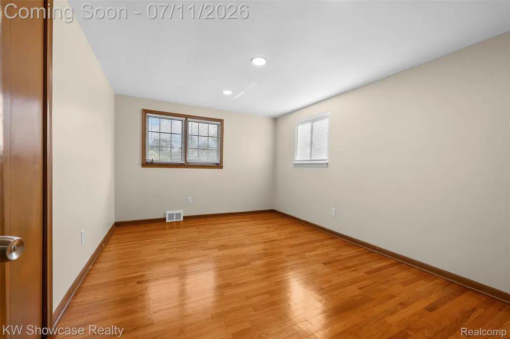 8362 Sunburst Center Line City MI 48015