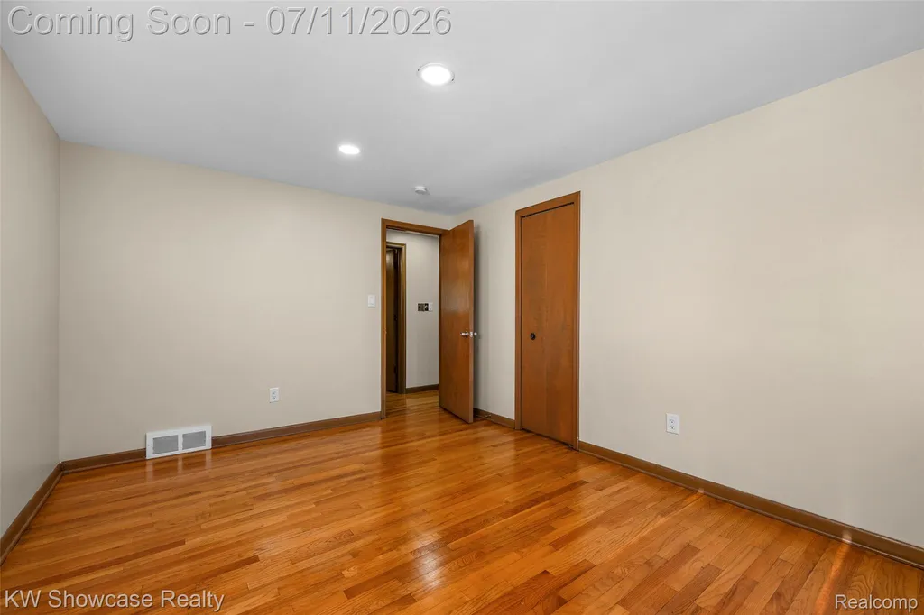 8362 Sunburst Center Line City MI 48015