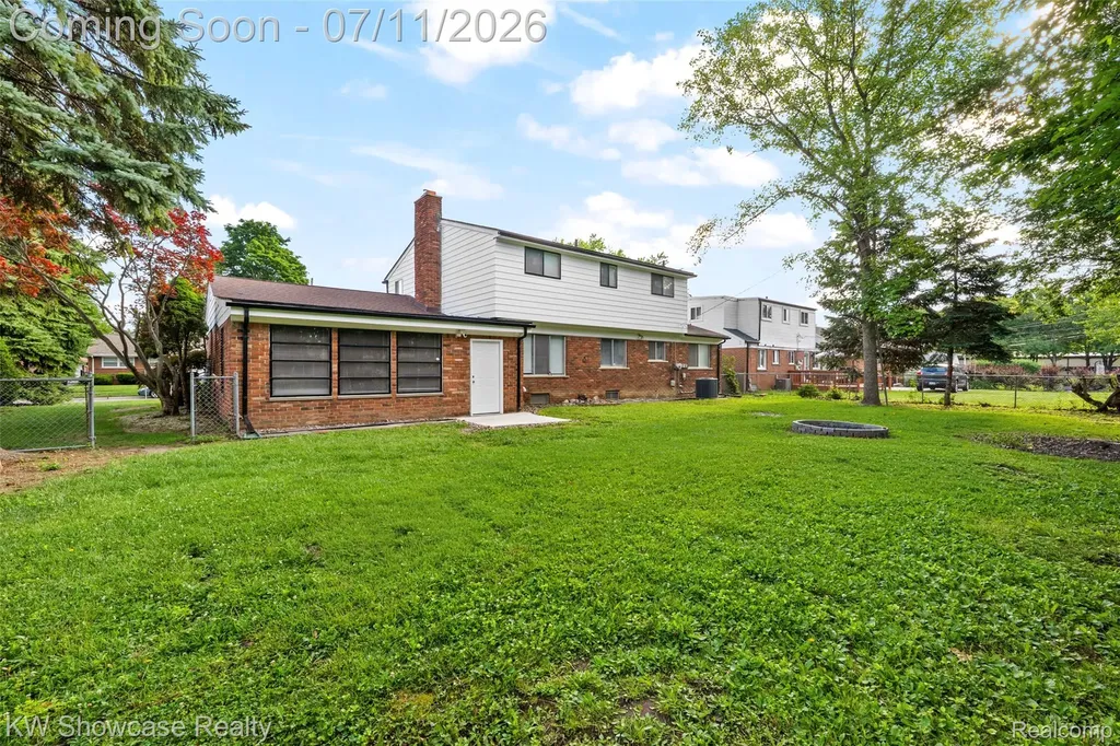 8362 Sunburst Center Line City MI 48015