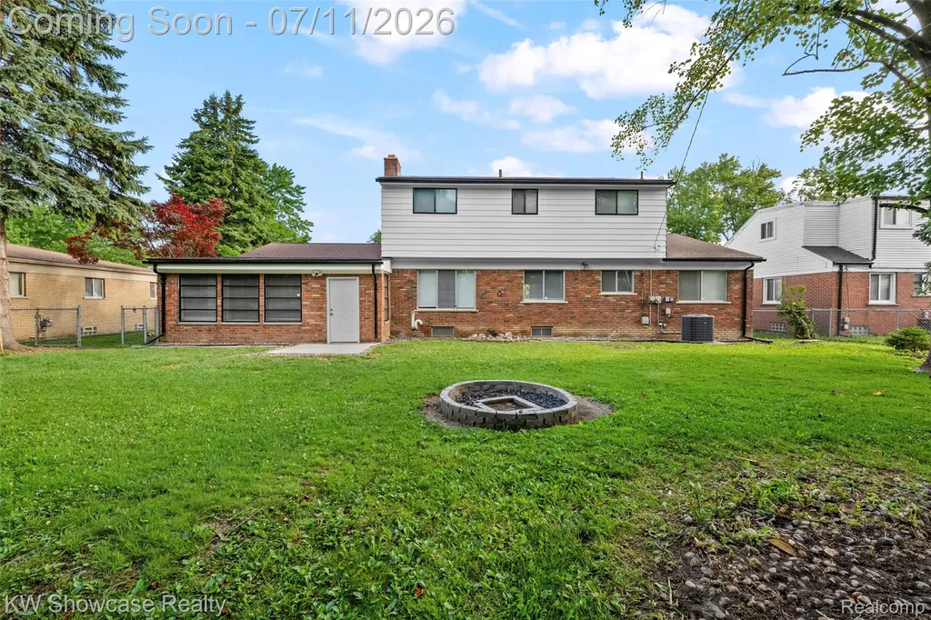 8362 Sunburst Center Line City MI 48015