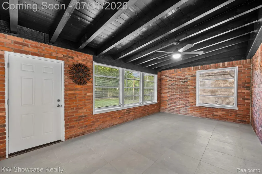 8362 Sunburst Center Line City MI 48015