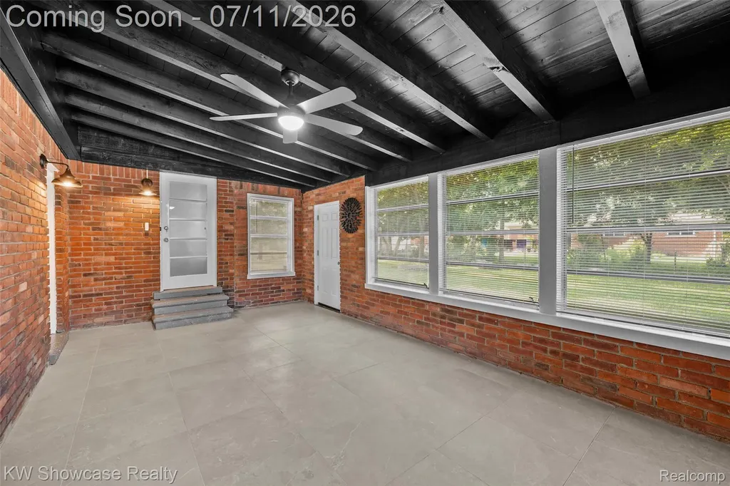 8362 Sunburst Center Line City MI 48015