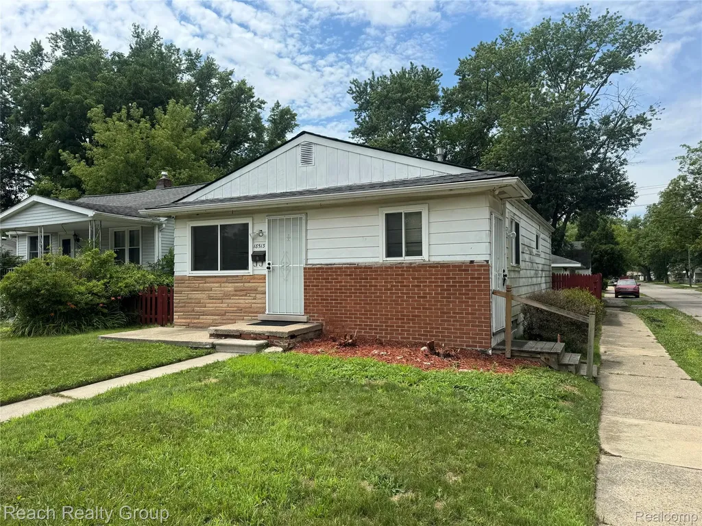 18513 Centralia Redford Charter Township MI 48240