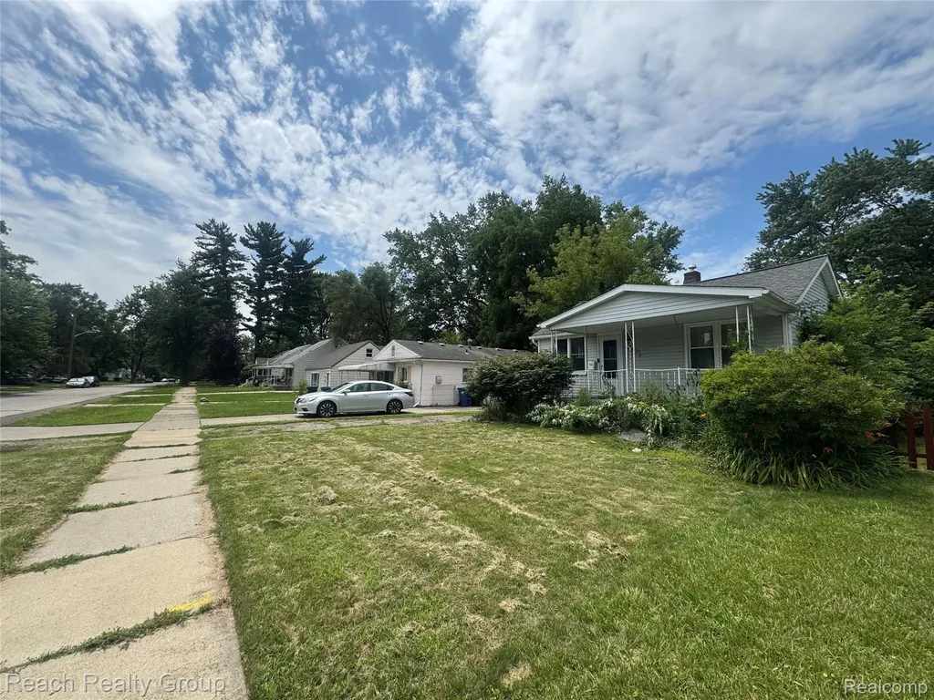 18513 Centralia Redford Charter Township MI 48240