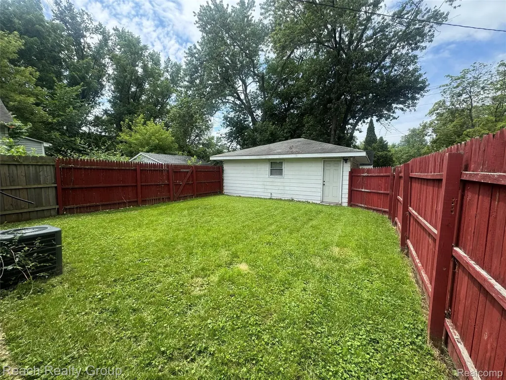 18513 Centralia Redford Charter Township MI 48240