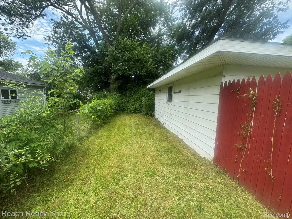 18513 Centralia Redford Charter Township MI 48240