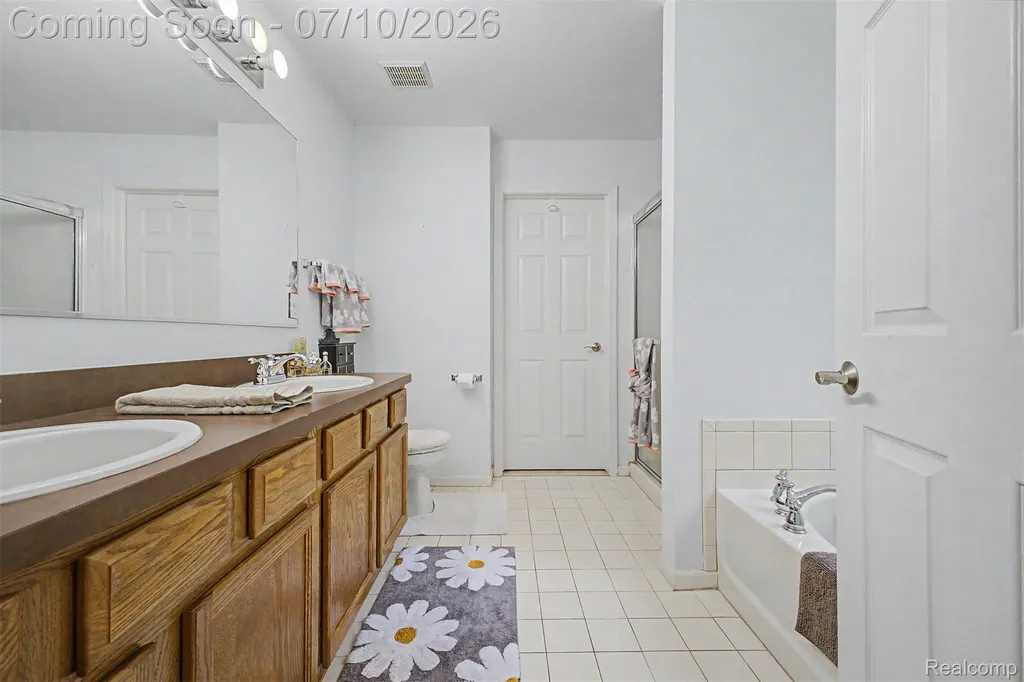 33480 Birchlawn Westland City MI 48185