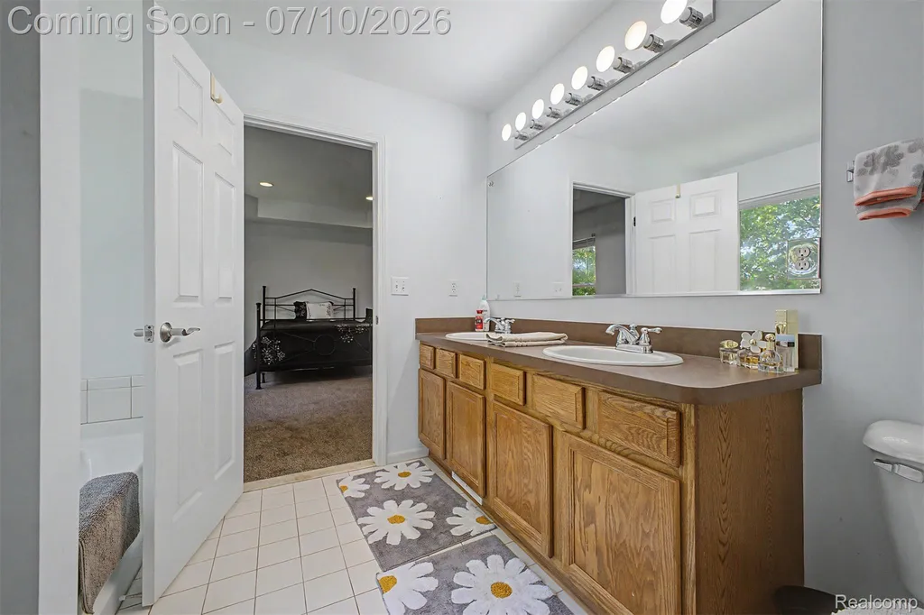 33480 Birchlawn Westland City MI 48185