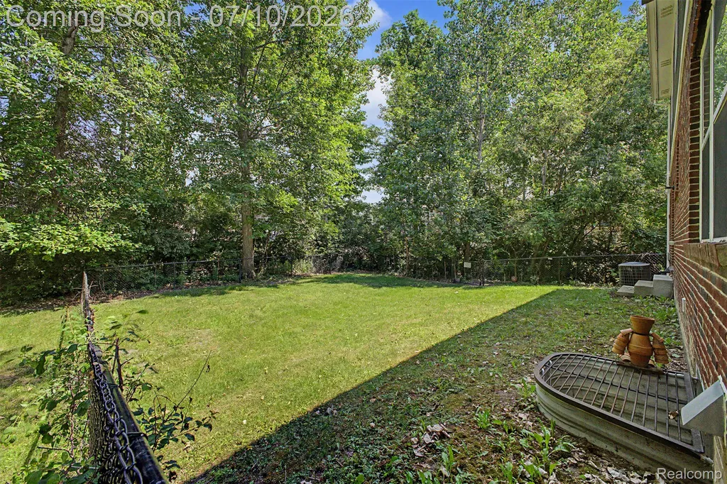 33480 Birchlawn Westland City MI 48185