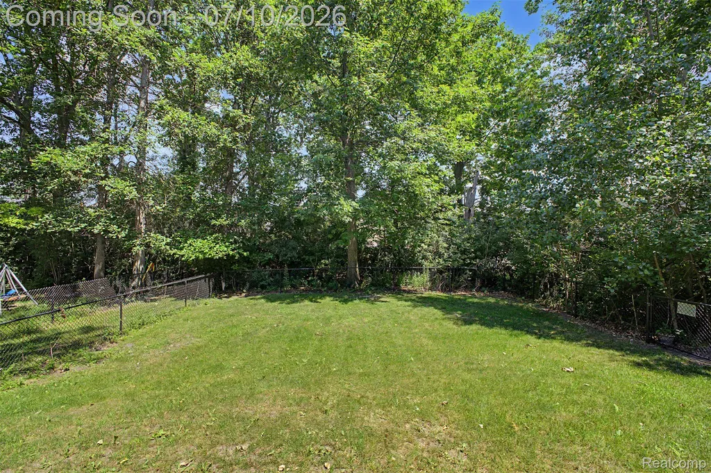 33480 Birchlawn Westland City MI 48185