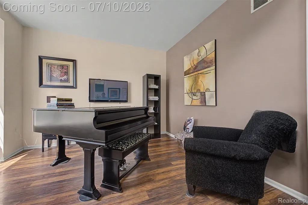 33480 Birchlawn Westland City MI 48185