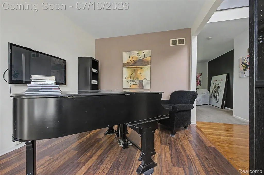 33480 Birchlawn Westland City MI 48185