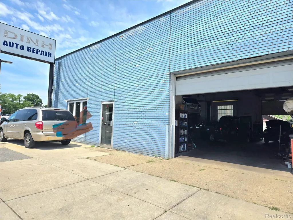 1018 W 9 Mile Road Ferndale City MI 48220