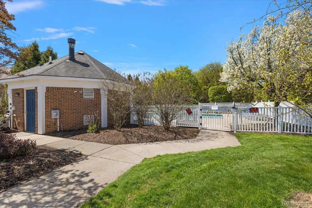2880 Cottonwood Drive Waterford Charter Township MI 48328