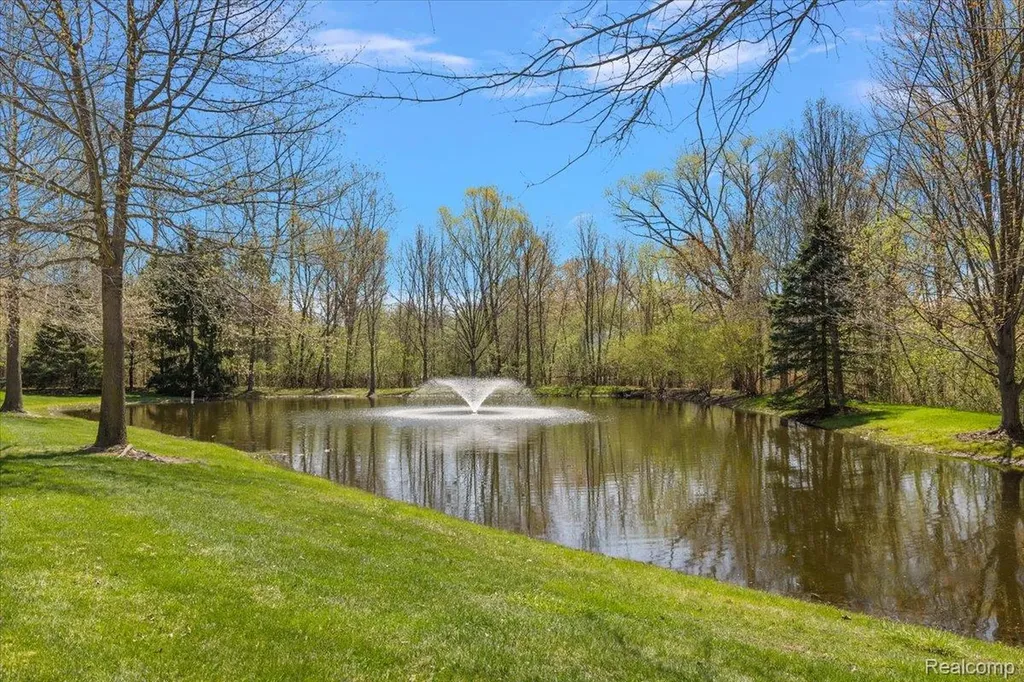 2880 Cottonwood Drive Waterford Charter Township MI 48328
