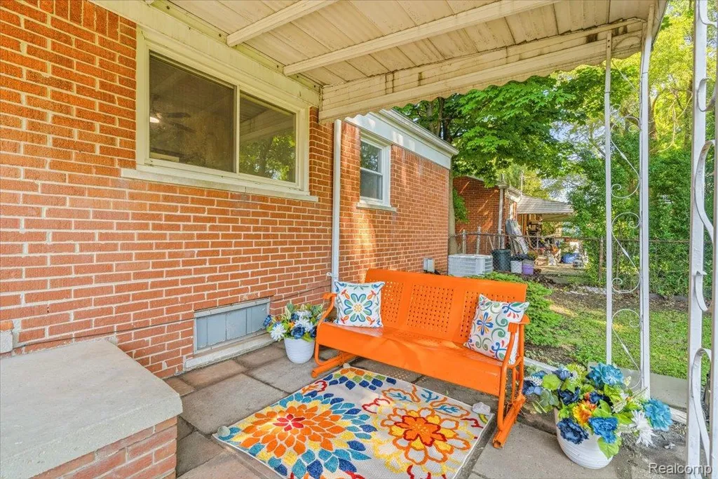 11802 Columbia Redford Charter Township MI 48239