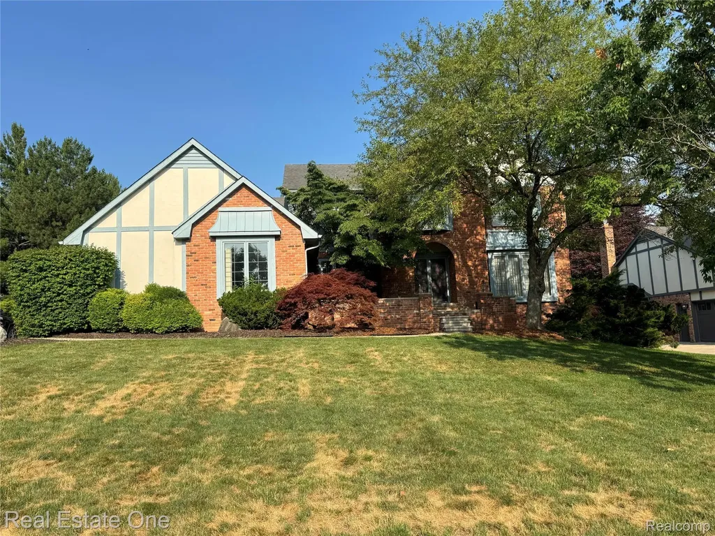 1752 White Water Drive Rochester Hills City MI 48309