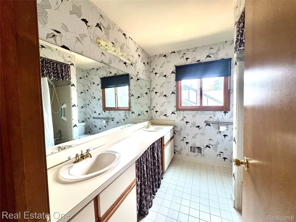 1752 White Water Drive Rochester Hills City MI 48309