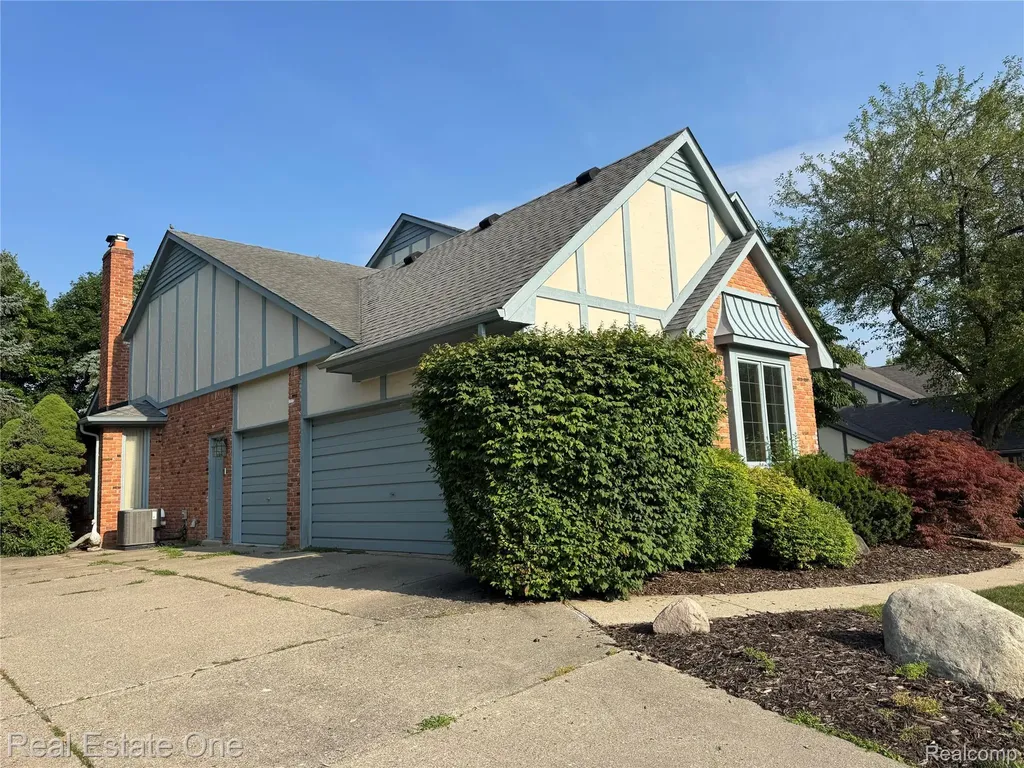 1752 White Water Drive Rochester Hills City MI 48309