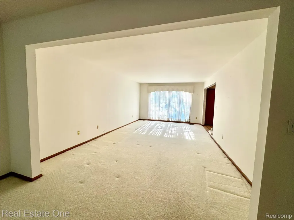 1752 White Water Drive Rochester Hills City MI 48309