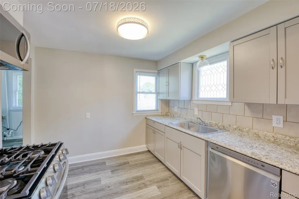 5660 Kingston Street Dearborn Heights City MI 48125