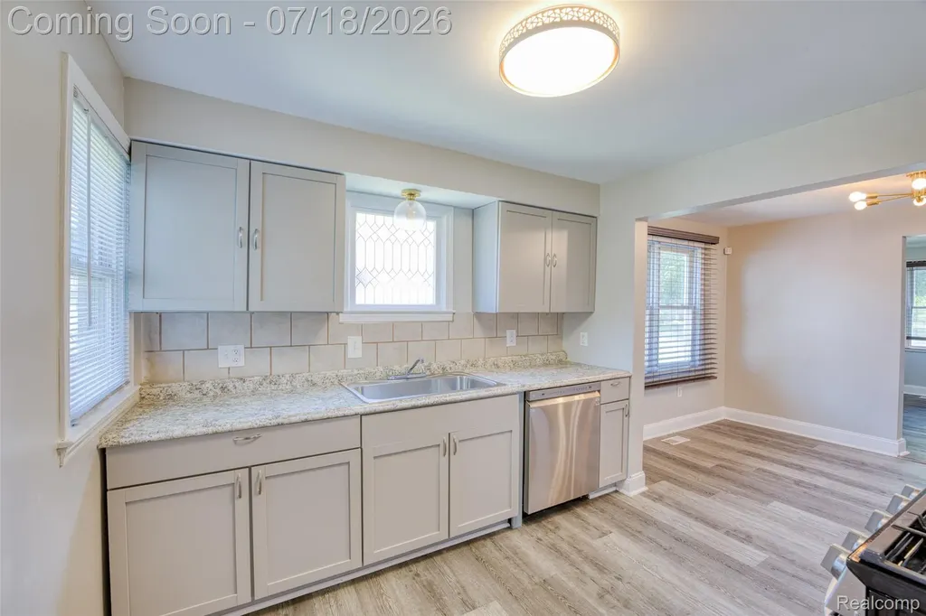 5660 Kingston Street Dearborn Heights City MI 48125