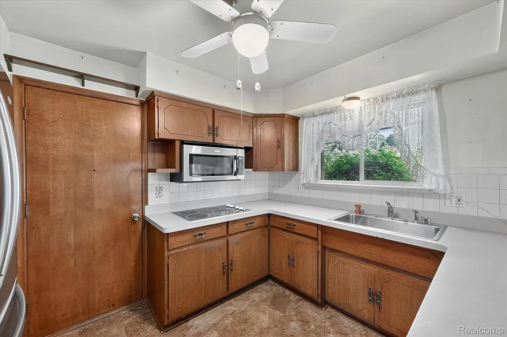 32533 Nestlewood Street Farmington Hills City MI 48334