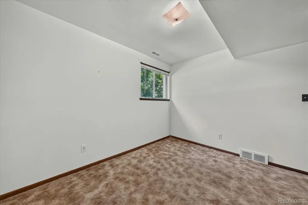 32533 Nestlewood Street Farmington Hills City MI 48334