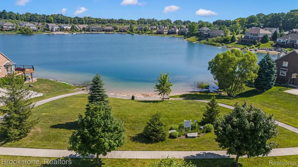 1161 Glass Lake Circle Oxford Charter Township MI 48371