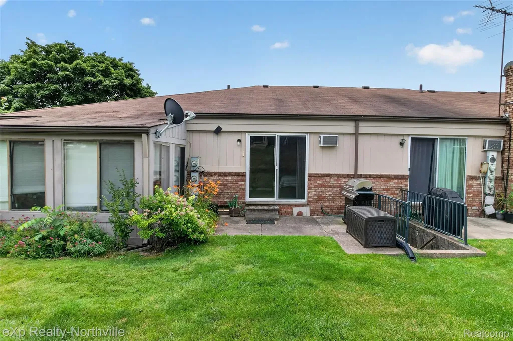25157 Franklin Terrace South Lyon City MI 48178